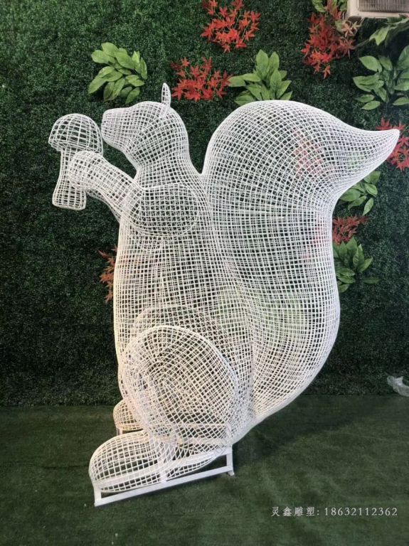 松鼠不锈钢镂空雕塑