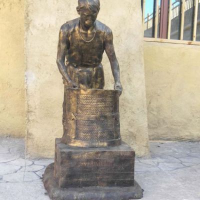 农耕装粮食人物铜雕